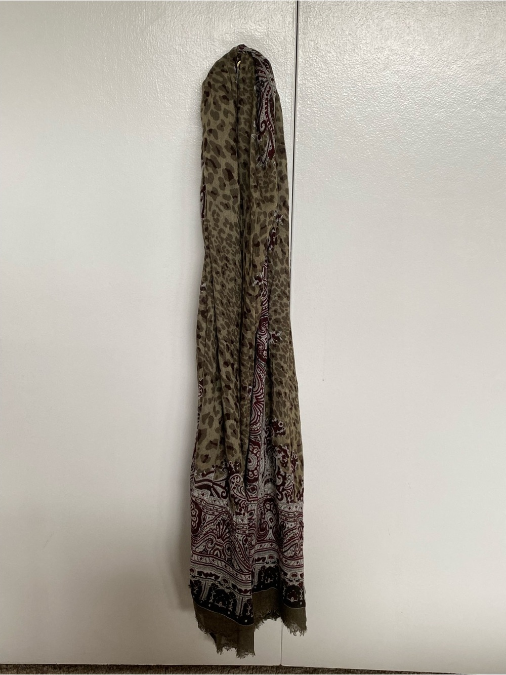 Massimo Dutti Leopard Paisley Print Lightweight Scarf - Picture 4 of 11